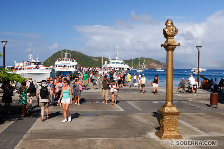 Débarcadaire et touristes - Les Saintes - Guadeloupe