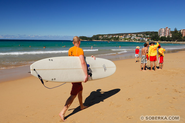 Surfeur sur la plage de Manly à Sydney à Sydney - Manly