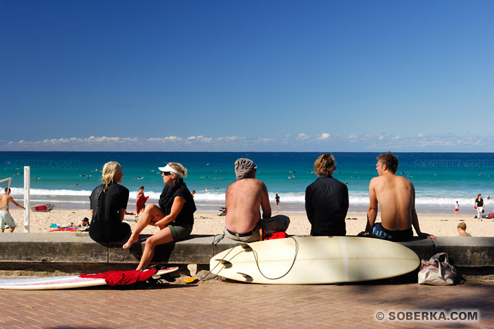 Surfeurs au bord de la plage de Manly à Sydney - Manly