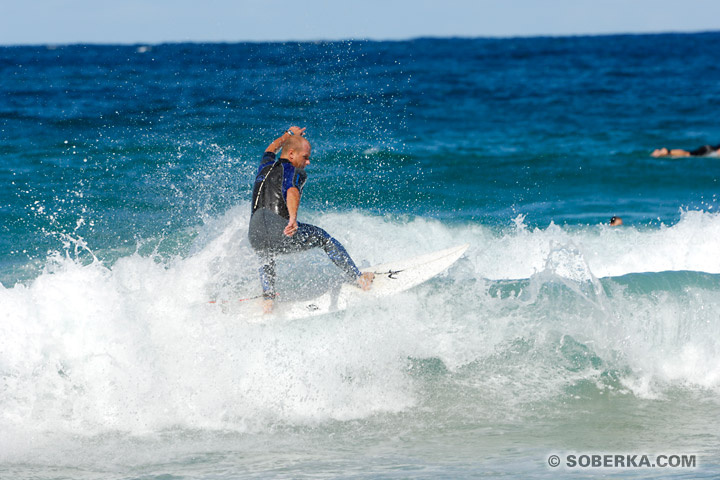 Surfer sur la vague en Australie à Sydney - Manly