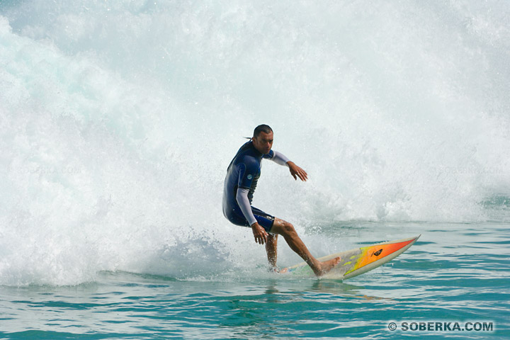 Surfeur dans l'écume à Bondi Beach à Sydney - Bondi Beach